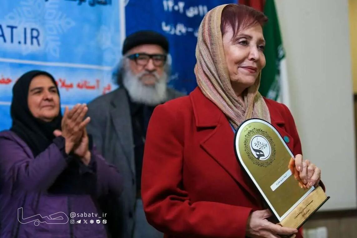 زیر بمباران آهسته با گل سرخ بازی کردم